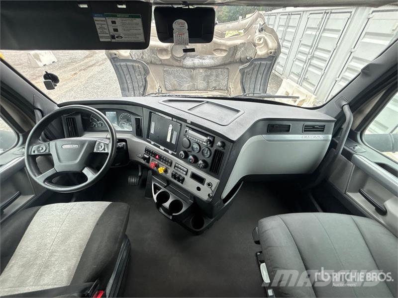 Freightliner Cascadia 126 6x4 T/A Sleeper Truck Tractor Vlačilci