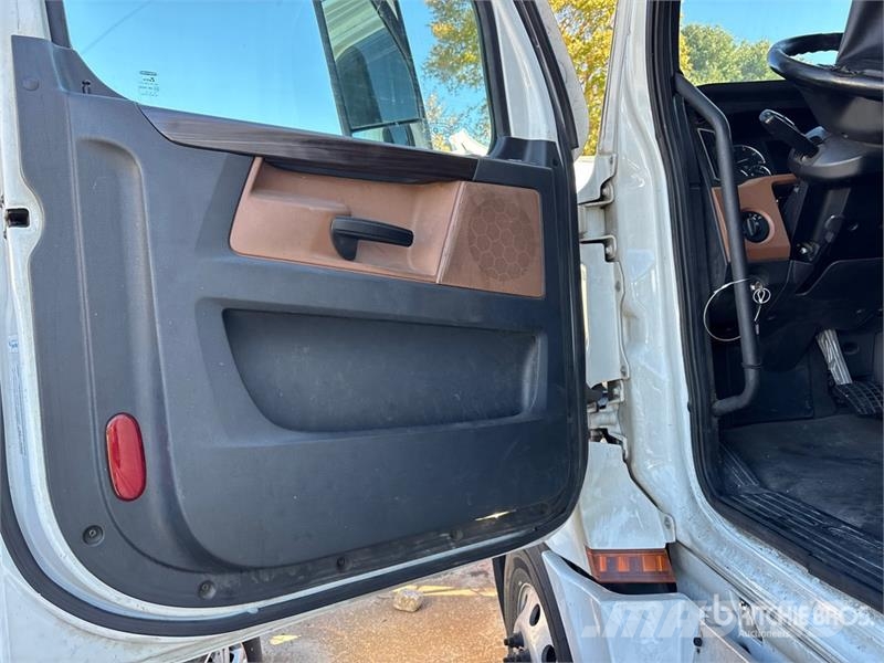 Freightliner Cascadia 6x4 T/A Sleeper Truck Tractor (Inoperable Cabezas tractoras