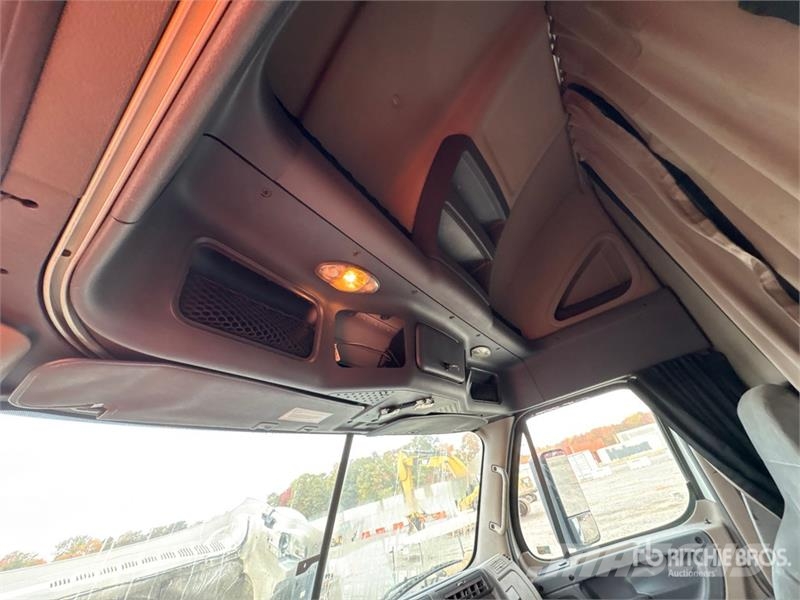 Freightliner Cascadia 125 6x4 T/A Sleeper Truck Tractor Tegljači