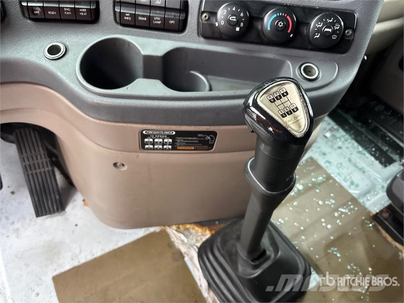 Freightliner Cascadia 125 6x4 T/A Sleeper Truck Tractor (Inoper Trekkvogner