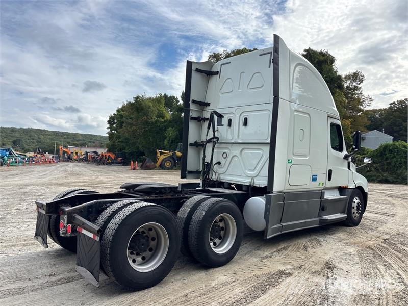 Freightliner Cascadia 126 6x4 T/A Sleeper Truck Tractor Cabezas tractoras