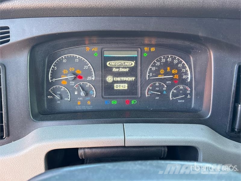 Freightliner Cascadia 126 6x4 T/A Sleeper Truck Tractor Tegljači