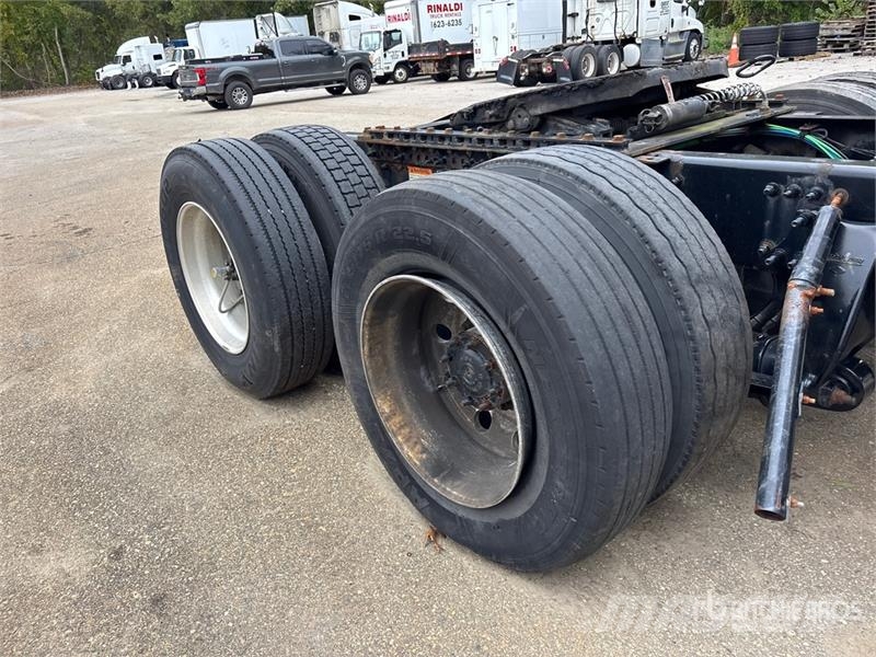 Freightliner Cascadia 126 6x4 T/A Sleeper Truck Tractor (Inoper Naudoti vilkikai