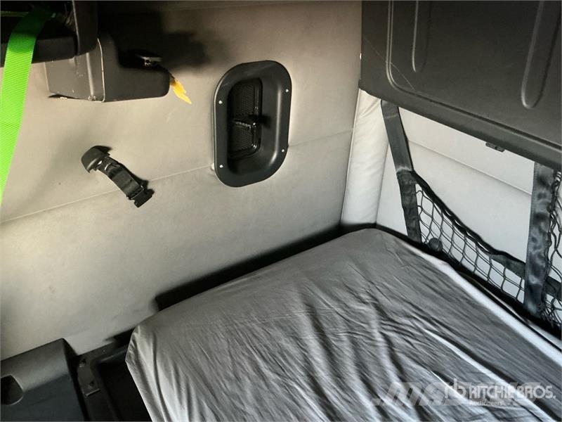 Freightliner Cascadia 126 6x4 T/A Sleeper Truck Tractor Vilcēji