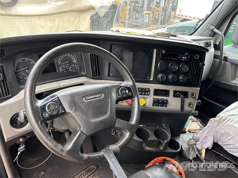 Freightliner Cascadia 126 6x4 T/A Sleeper Truck Tractor (Inoper Naudoti vilkikai