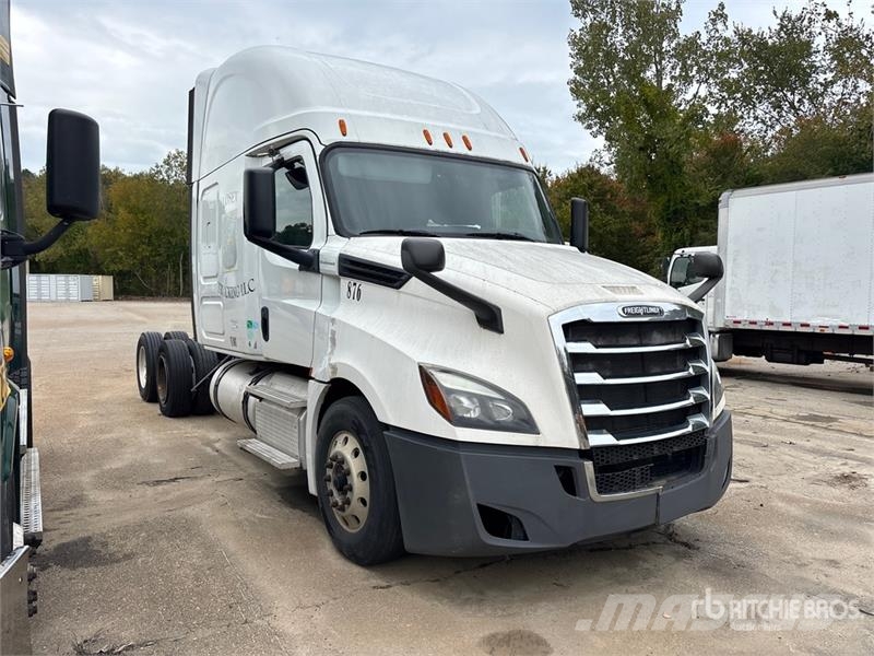 Freightliner Cascadia 126 6x4 T/A Sleeper Truck Tractor (Inoper Naudoti vilkikai