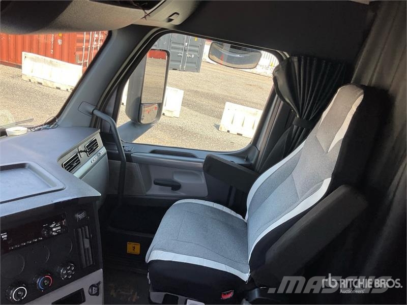 Freightliner Cascadia 126 6x4 T/A Sleeper Truck Tractor وحدات الجر