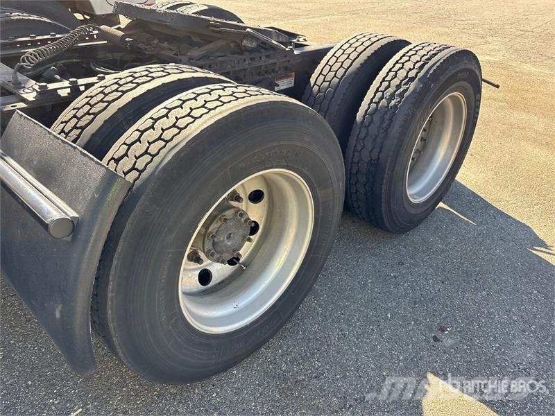 Freightliner Cascadia 6x4 T/A Sleeper Truck Tractor (Inoperable Cabezas tractoras