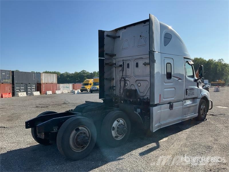 Freightliner Cascadia 126 6x4 T/A Sleeper Truck Tractor Тягачі