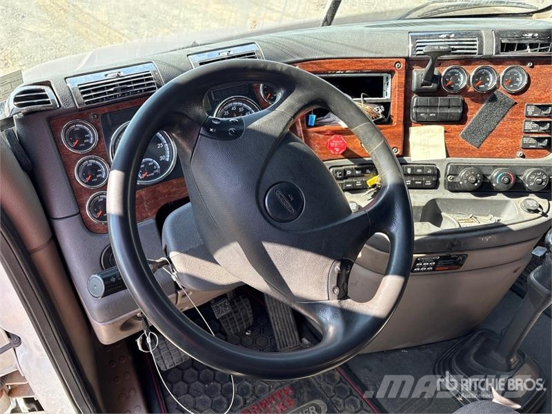 Freightliner Cascadia 125 6x4 T/A Sleeper Truck Tractor 中古トラクターヘッド | トレーラーヘッド