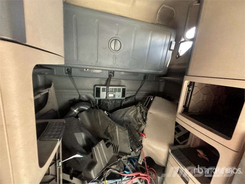Freightliner Cascadia 125 6x4 T/A Sleeper Truck Tractor Тягачі