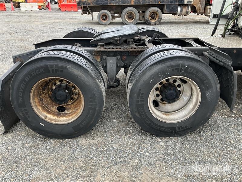 Freightliner Cascadia 126 6x4 T/A Sleeper Truck Tractor 中古トラクターヘッド | トレーラーヘッド