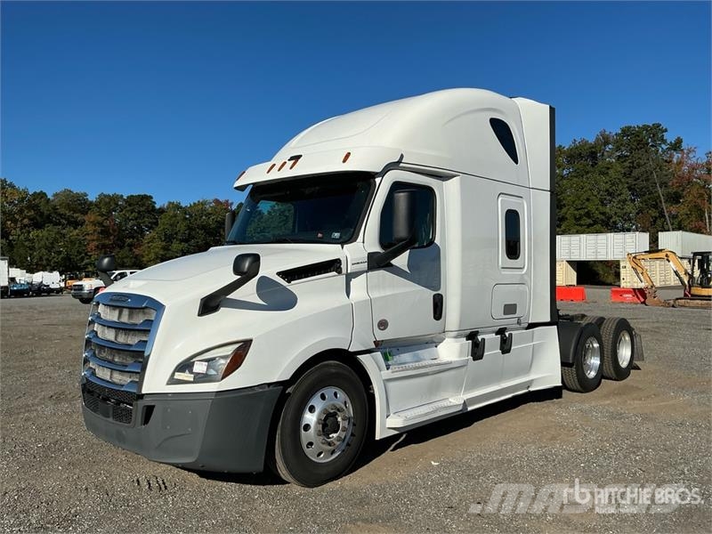 Freightliner Cascadia 126 6x4 T/A Sleeper Truck Tractor Тягачі