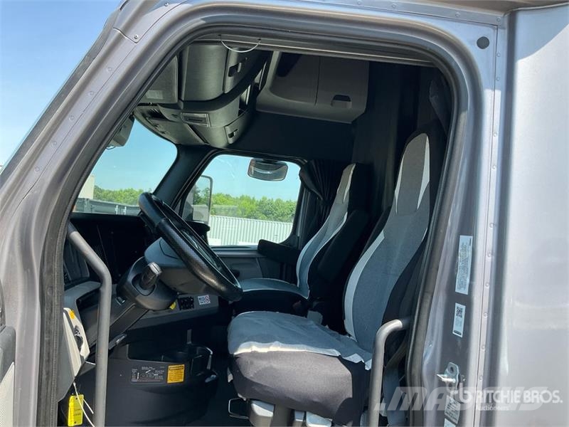Freightliner Cascadia 126 6x4 T/A Sleeper Truck Tractor وحدات الجر