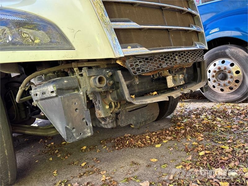 Freightliner Cascadia 126 6x4 T/A Sleeper Truck Tractor (Inoper Тягачі