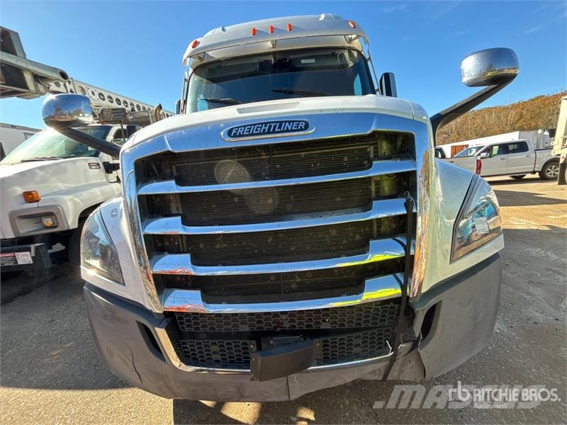 Freightliner Cascadia 6x4 T/A Sleeper Truck Tractor (Inoperable Cabezas tractoras