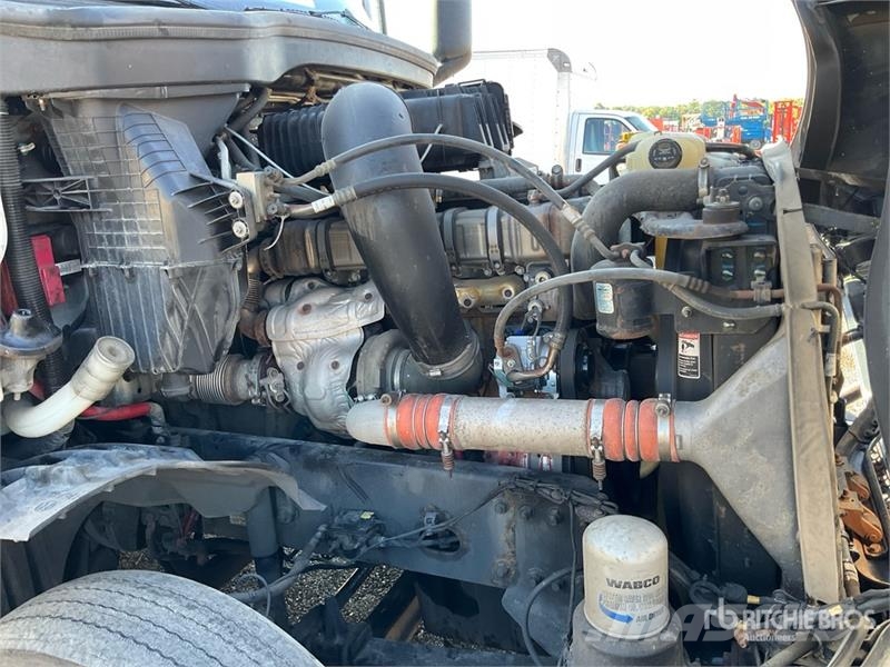 Freightliner Cascadia 126 6x4 T/A Sleeper Truck Tractor Тягачі