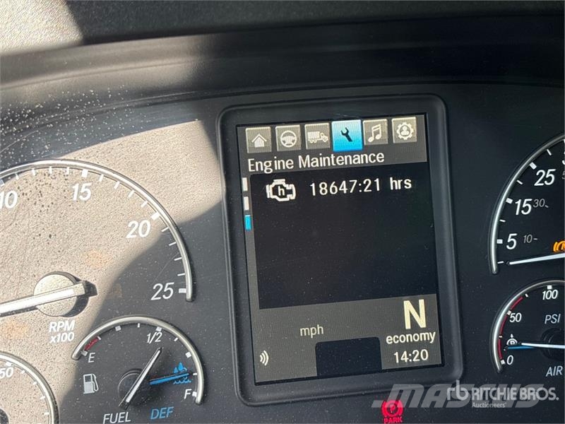Freightliner Cascadia 126 6x4 T/A Sleeper Truck Tractor (Inoper Тягачі