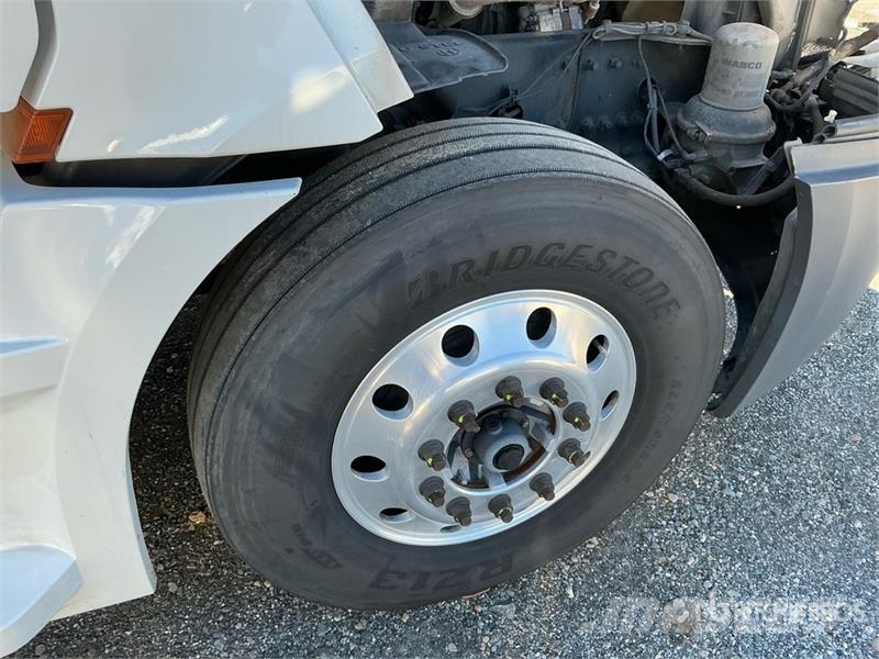Freightliner Cascadia 126 6x4 T/A Sleeper Truck Tractor Тягачі