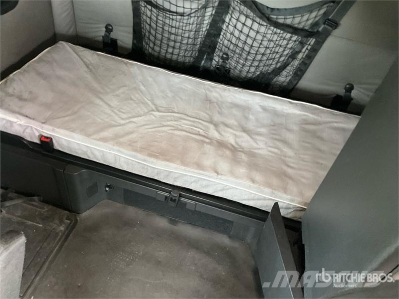 Freightliner Cascadia 126 6x4 T/A Sleeper Truck Tractor 中古トラクターヘッド | トレーラーヘッド