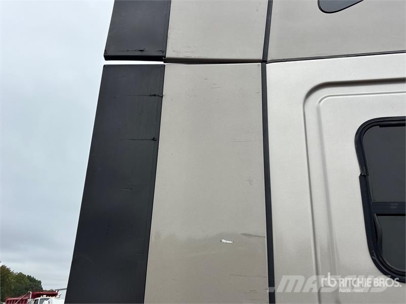 Freightliner Cascadia 126 6x4 T/A Sleeper Truck Tractor Vlačilci