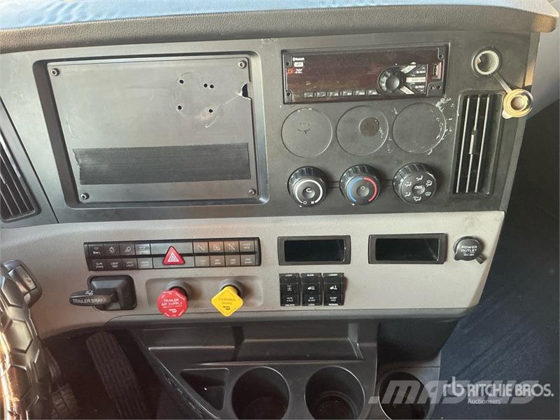 Freightliner Cascadia 126 6x4 T/A Sleeper Truck Tractor Vilcēji