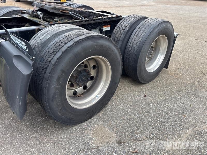 Freightliner Cascadia 126 6x4 T/A Sleeper Truck Tractor (Inoper Naudoti vilkikai