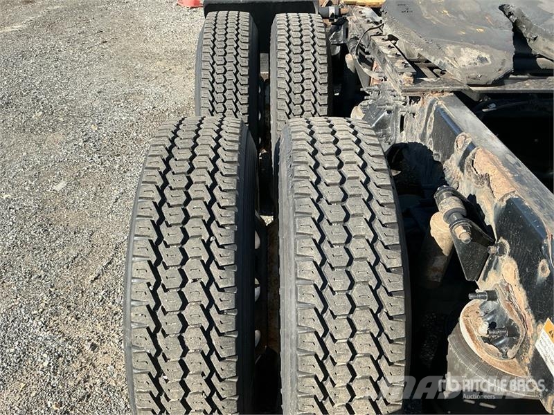 Freightliner Cascadia 126 6x4 T/A Sleeper Truck Tractor Тягачі