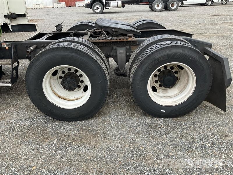 Freightliner Cascadia 126 6x4 T/A Sleeper Truck Tractor 中古トラクターヘッド | トレーラーヘッド