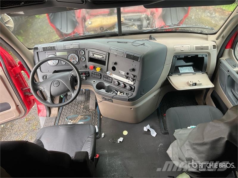 Freightliner Cascadia 125 6x4 T/A Sleeper Truck Tractor Vlačilci