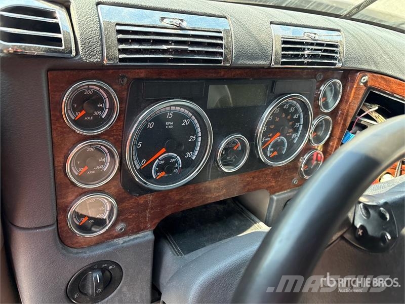 Freightliner Cascadia 125 6x4 T/A Sleeper Truck Tractor 中古トラクターヘッド | トレーラーヘッド