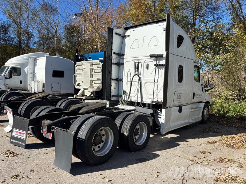 Freightliner Cascadia 126 6x4 T/A Sleeper Truck Tractor (Inoper Тягачі