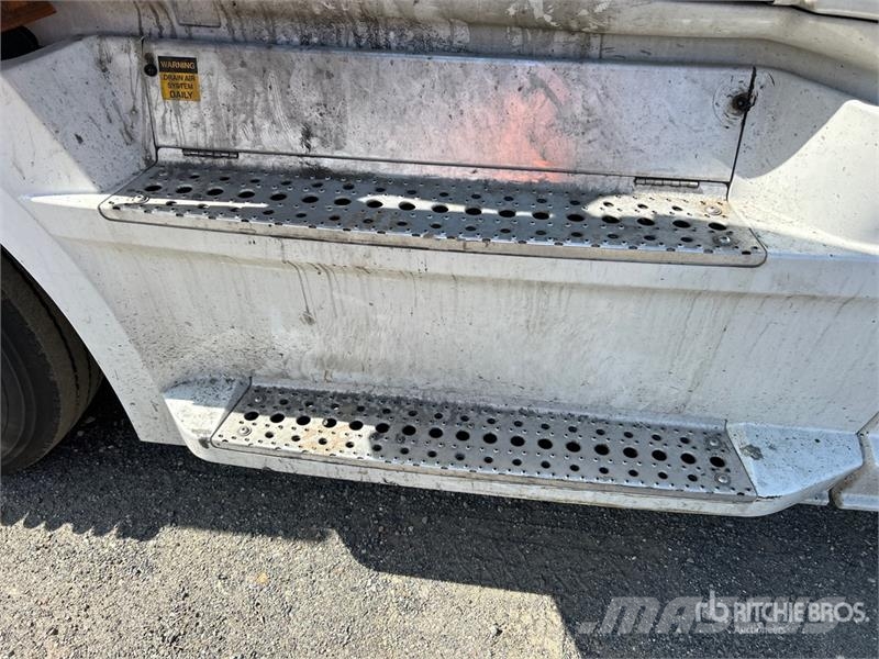 Freightliner Cascadia 126 6x4 T/A Sleeper Truck Tractor Cabezas tractoras