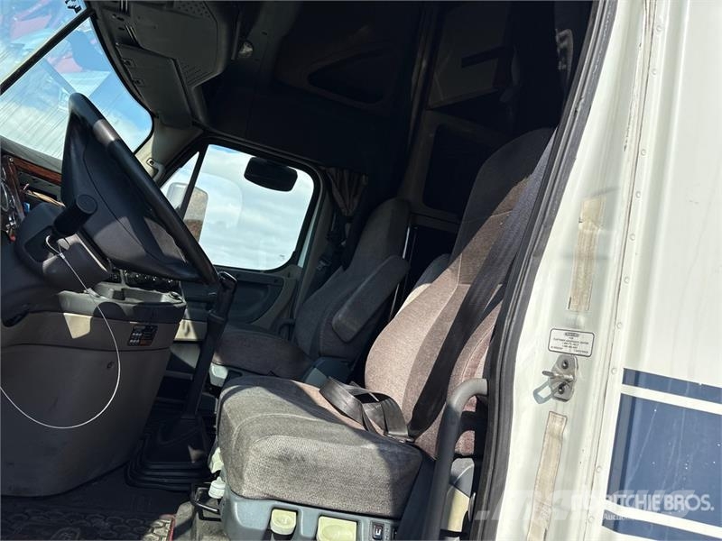 Freightliner Cascadia 125 6x4 T/A Sleeper Truck Tractor 中古トラクターヘッド | トレーラーヘッド