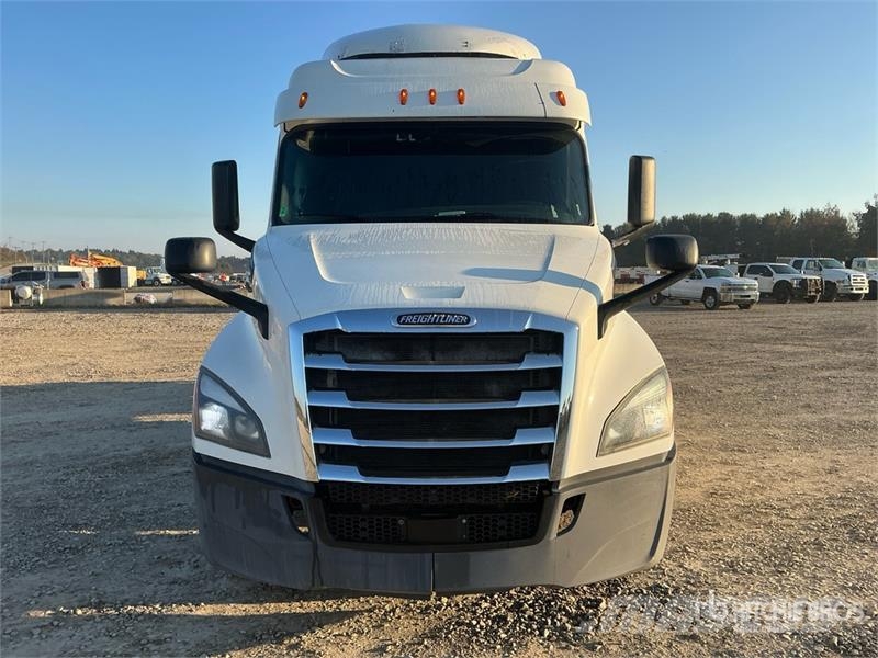 Freightliner Cascadia 126 6x4 T/A Sleeper Truck Tractor Vilcēji