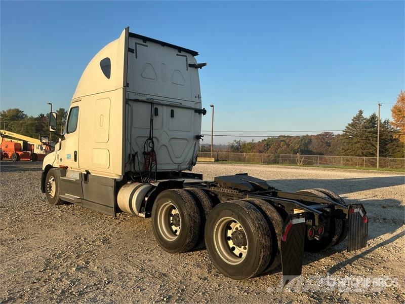 Freightliner Cascadia 126 6x4 T/A Sleeper Truck Tractor Vilcēji