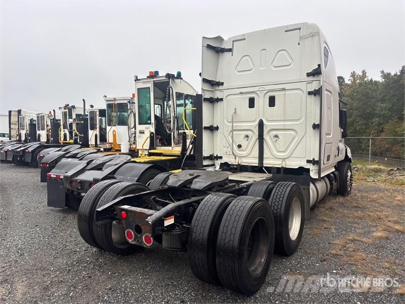Freightliner Cascadia 125 6x4 T/A Sleeper Truck Tractor (Inoper Vlačilci