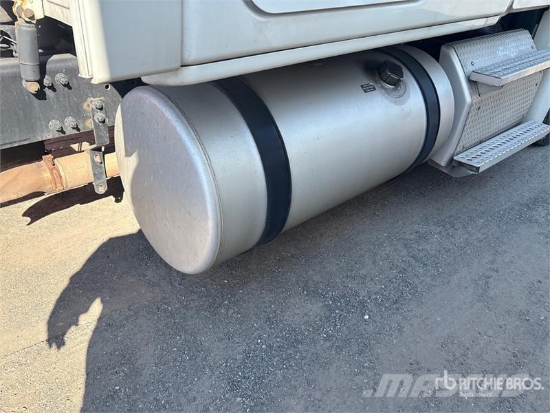 Freightliner Cascadia 125 6x4 T/A Sleeper Truck Tractor 中古トラクターヘッド | トレーラーヘッド