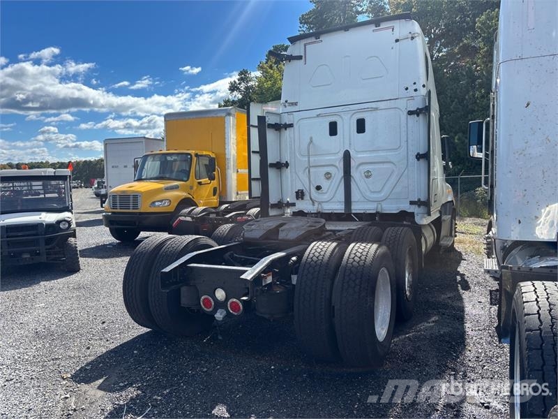 Freightliner Cascadia 125 6x4 T/A Sleeper Truck Tractor Тягачі