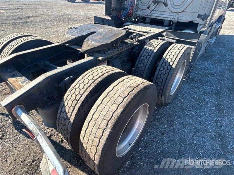 Freightliner Cascadia 126 6x4 T/A Sleeper Truck Tractor Cavalos mecânicos