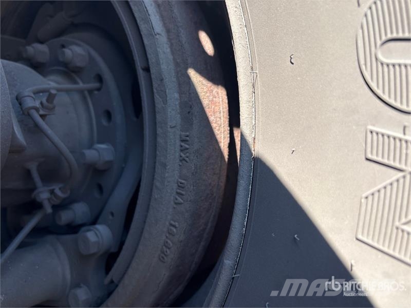 Freightliner Cascadia 125 6x4 T/A Sleeper Truck Tractor 中古トラクターヘッド | トレーラーヘッド