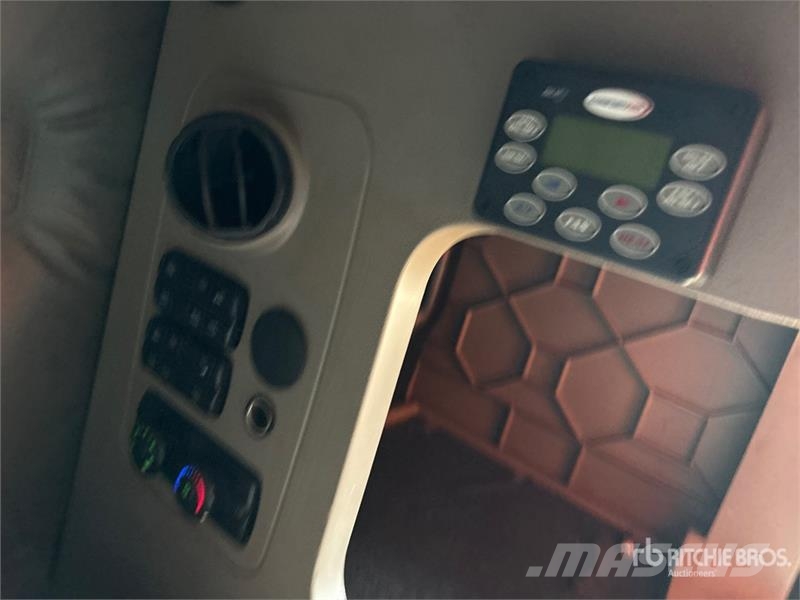 Freightliner Cascadia 125 6x4 T/A Sleeper Truck Tractor Влекачи