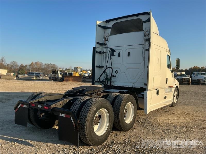 Freightliner Cascadia 126 6x4 T/A Sleeper Truck Tractor Vilcēji