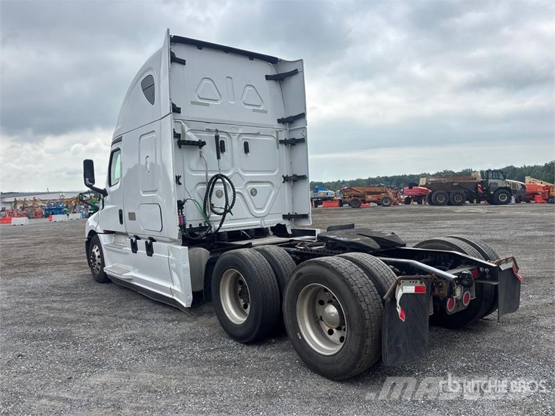 Freightliner Cascadia 126 6x4 T/A Sleeper Truck Tractor Седельные тягачи