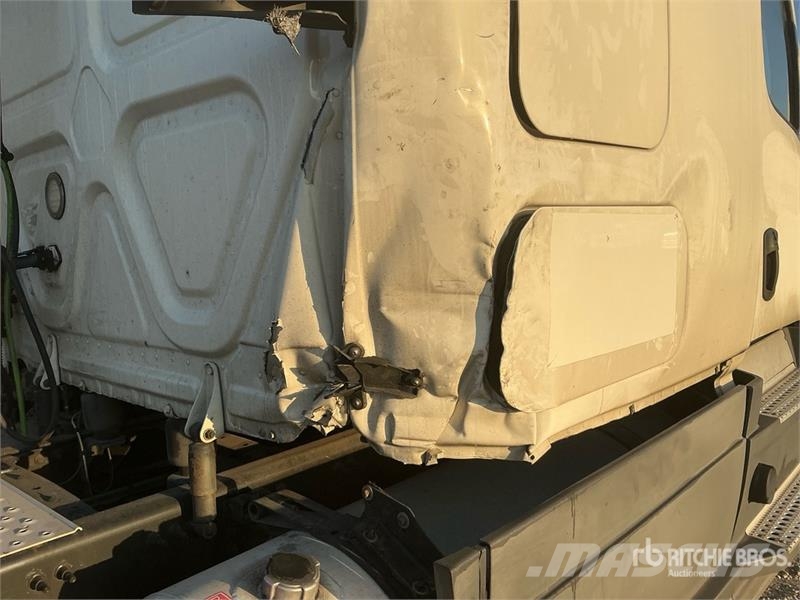 Freightliner Cascadia 126 6x4 T/A Sleeper Truck Tractor Vilcēji