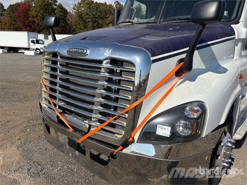 Freightliner Cascadia 125 6x2 T/A Sleeper Truck Tractor Tegljači