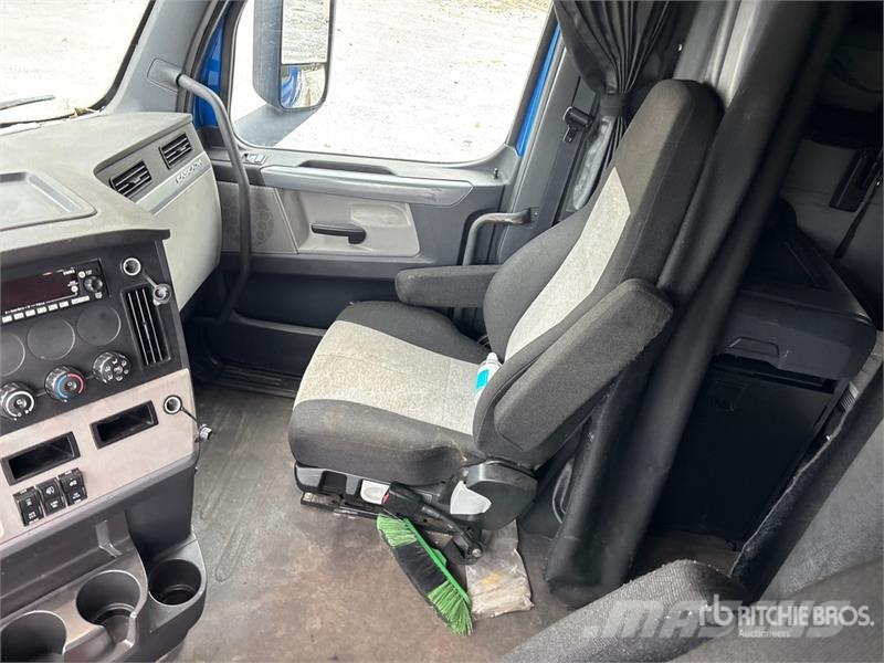 Freightliner Cascadia 126 6x4 T/A Sleeper Truck Tractor Tractores (camiões)