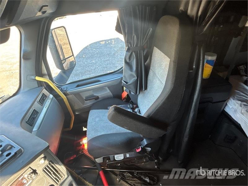 Freightliner Cascadia 126 6x4 T/A Sleeper Truck Tractor Cavalos mecânicos