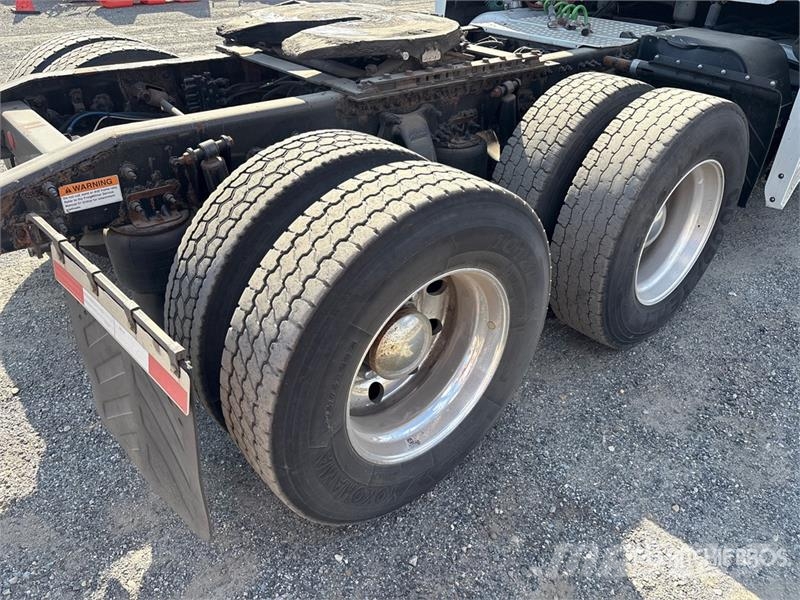 Freightliner Cascadia 125 6x2 T/A Sleeper Truck Tractor Tegljači