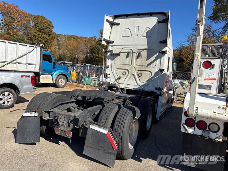 Freightliner Cascadia 6x4 T/A Sleeper Truck Tractor (Inoperable Cabezas tractoras
